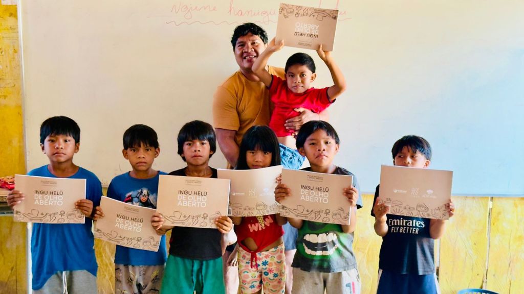 ingu helü: crianças xinguanas recebem o livro